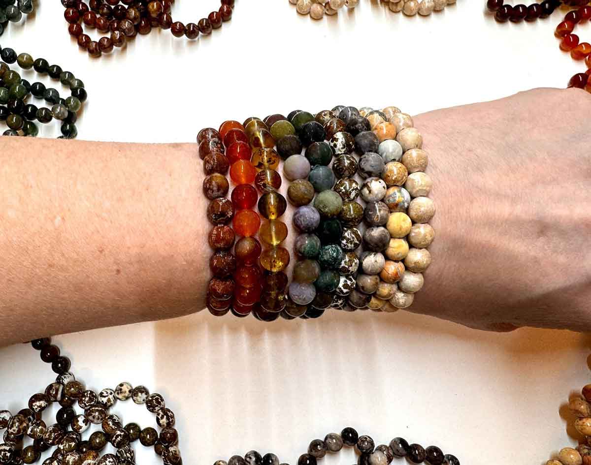 Über die Arbeit mit Kraftsteinen Verschiedene Formen von Kraftsteinen: Armbänder aus Kraftstein-Perlen