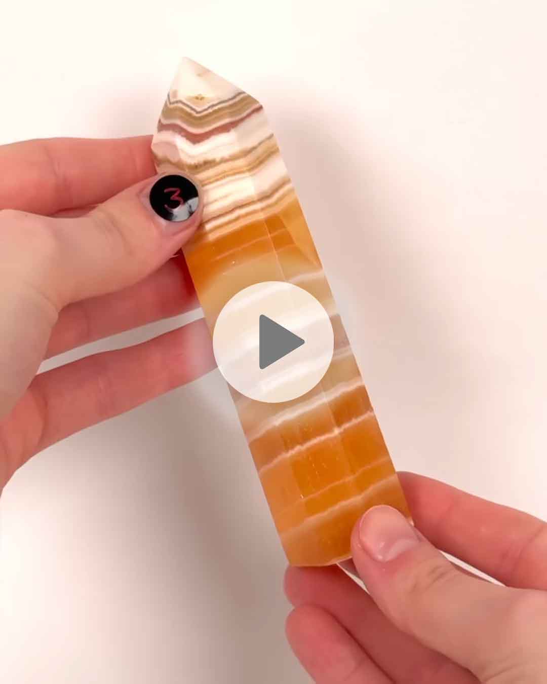 Einzelstueck-Gebaenderter-Orangencalcit-Turm-3