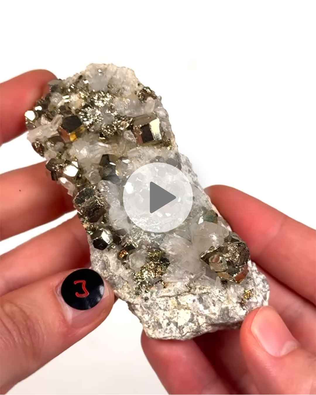 Einzelstueck-Pyrit-auf-Bergkristall-3
