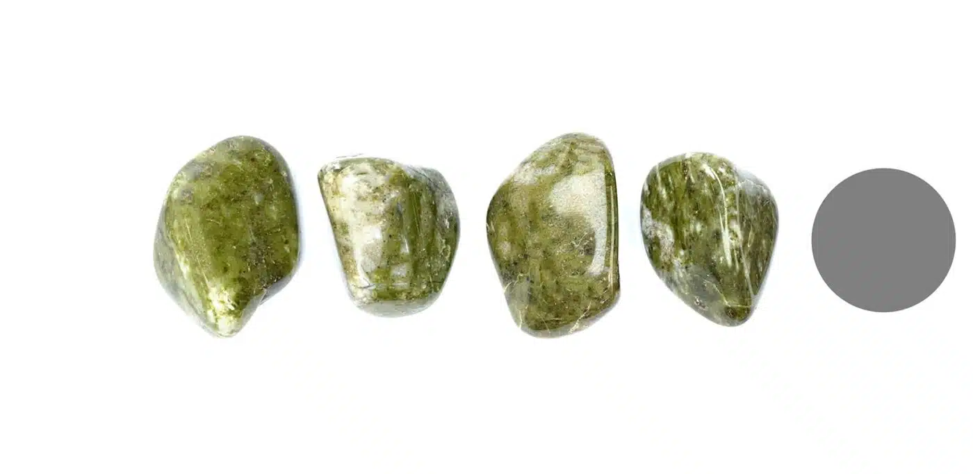 Kraftstein Epidot - Trommelstein Glücksstein Handstein Handschmeichler