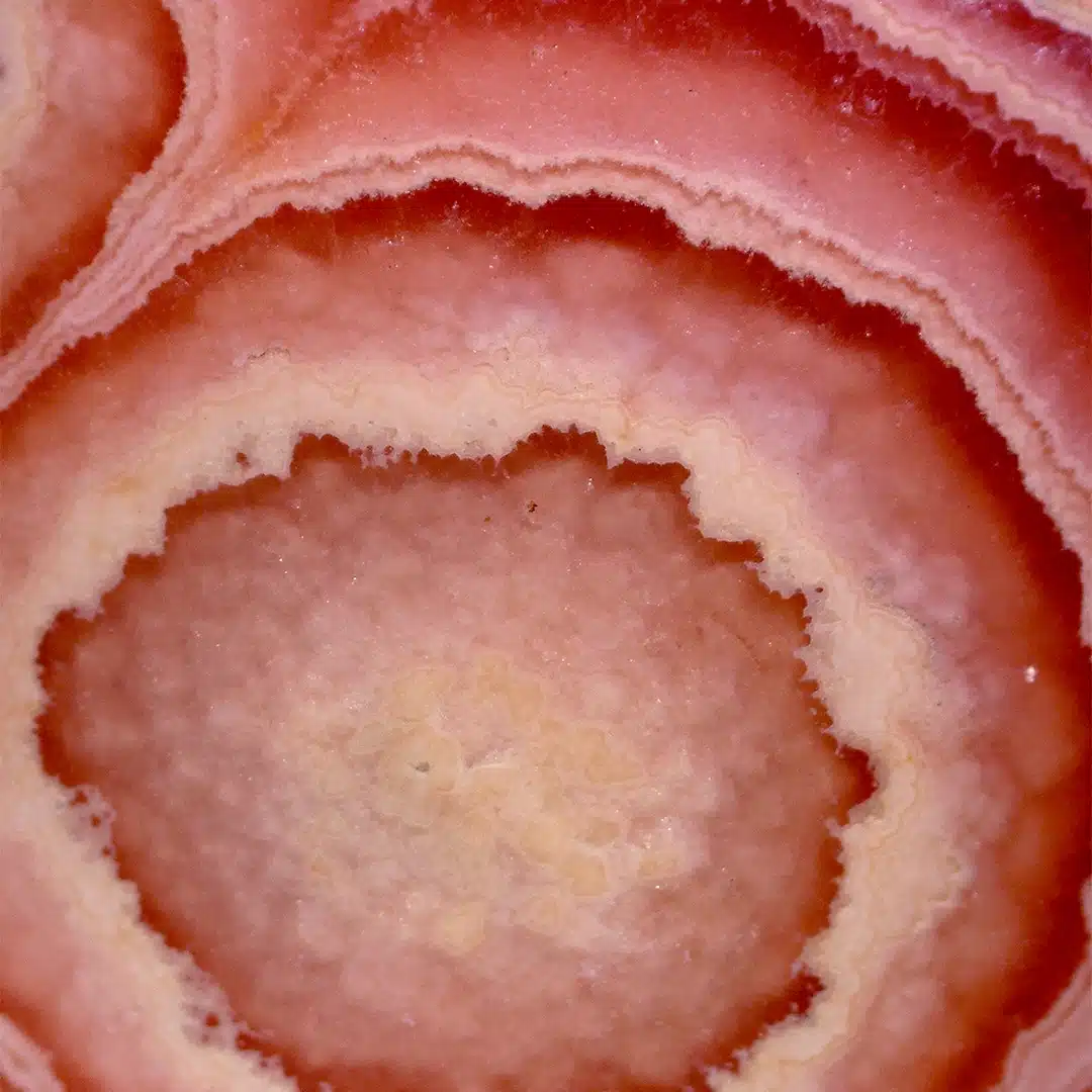 Rhodochrosit unter dem Mikroskop