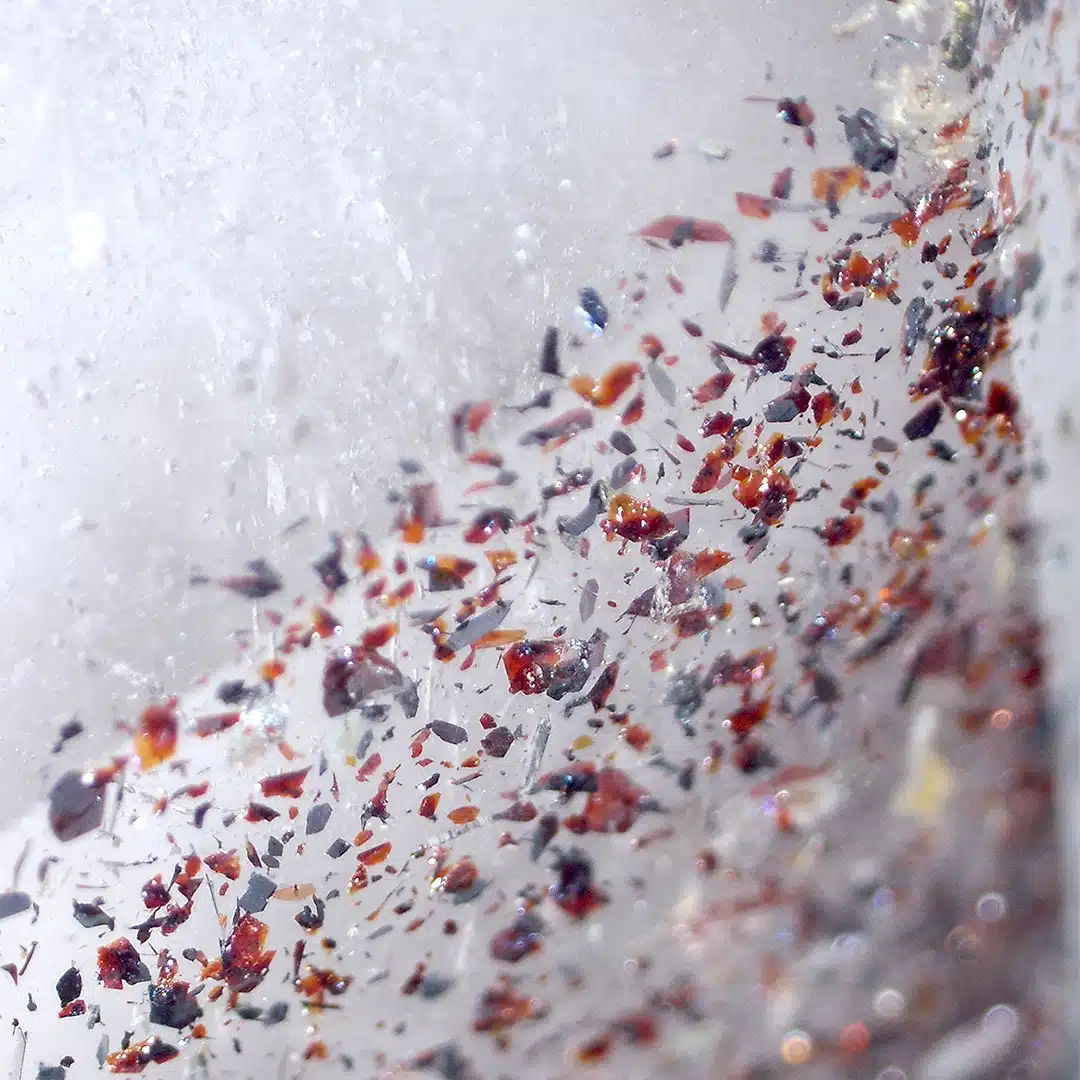 Harlekinquarz unter dem Mikroskop