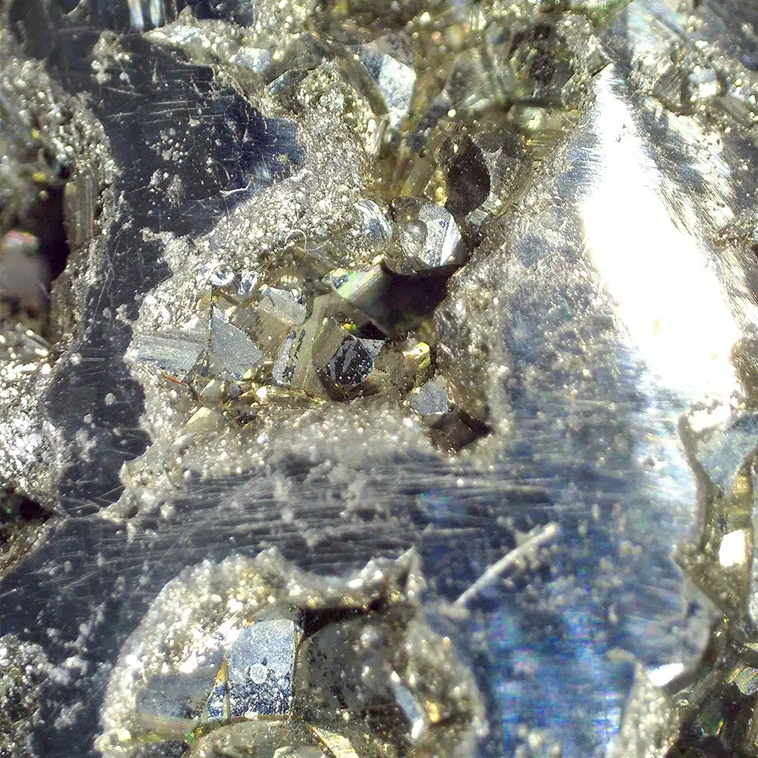 Pyrit unter dem Mikroskop