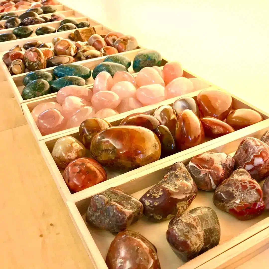 Über die Arbeit mit Kraftsteinen Verschiedene Formen von Kraftsteinen: Handschmeichler (Jumbos)