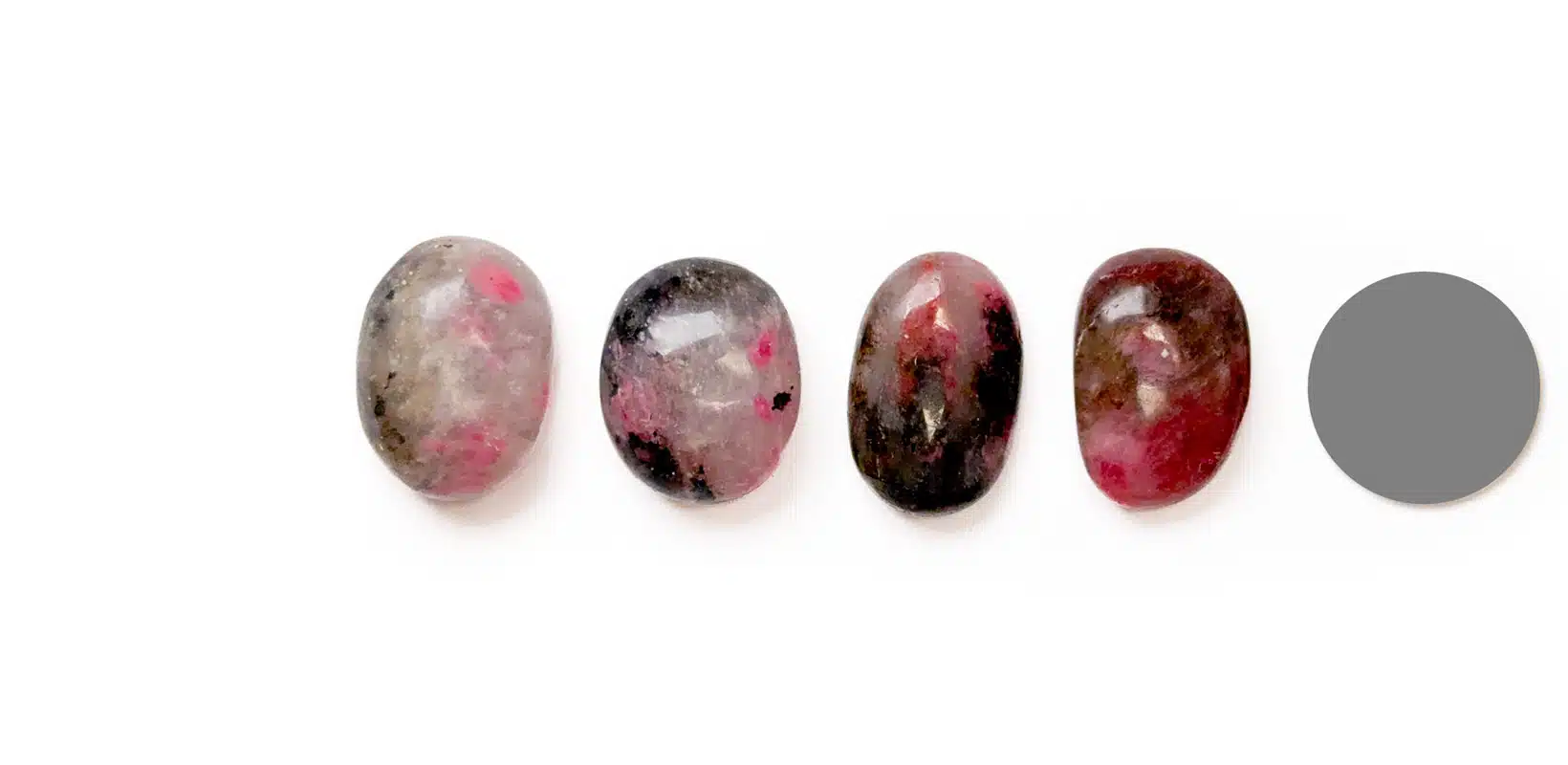 Kraftstein Rhodonit in Quarz