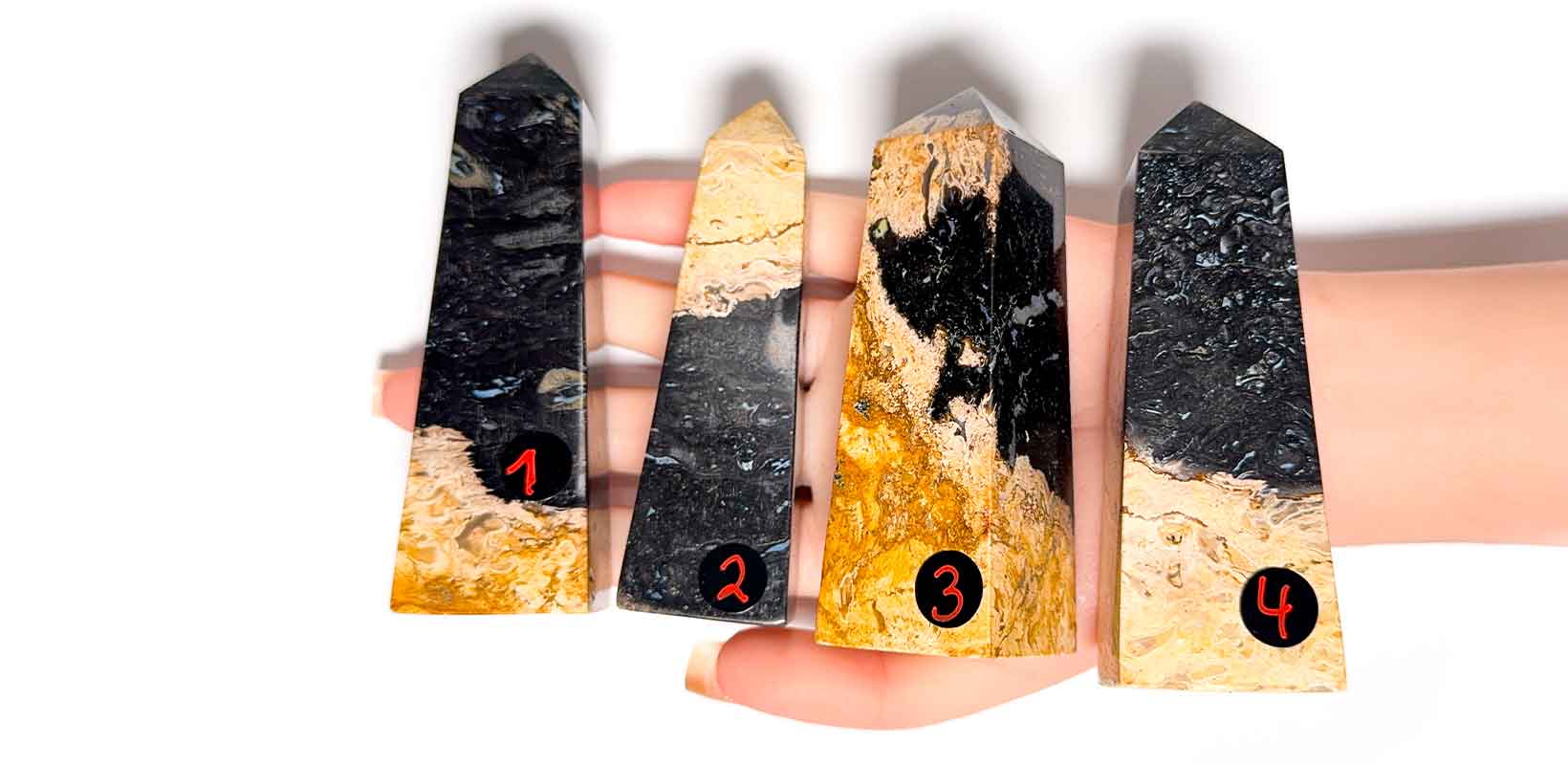 Kraftstein-Turm-Versteinertes-Palmholz-mit-Pyrit