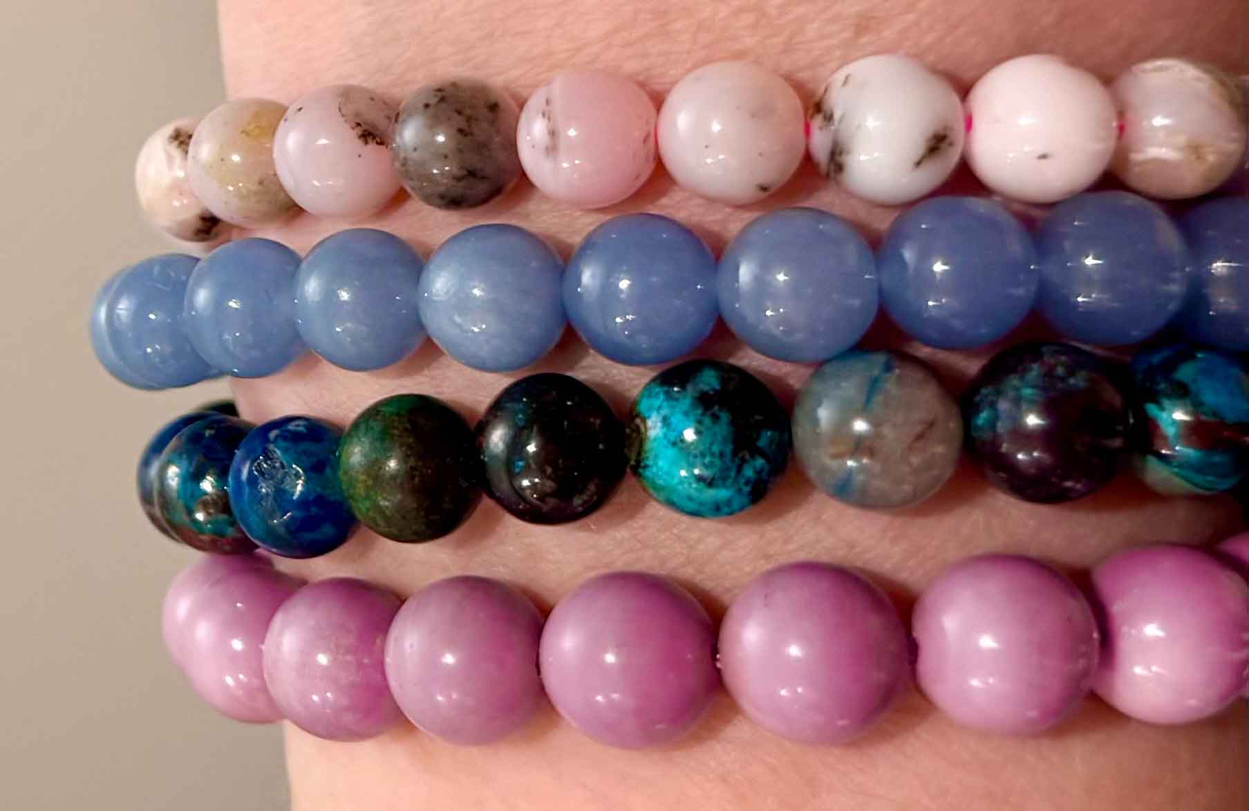 „Kann man verschiedene Kraftstein-Armbänder zusammen tragen?“