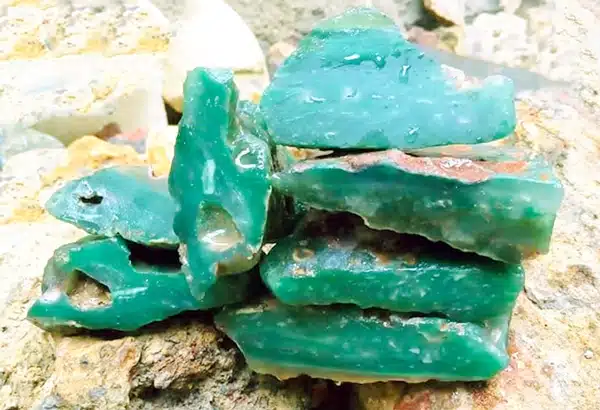 Smaragd-Chalcedon, roh