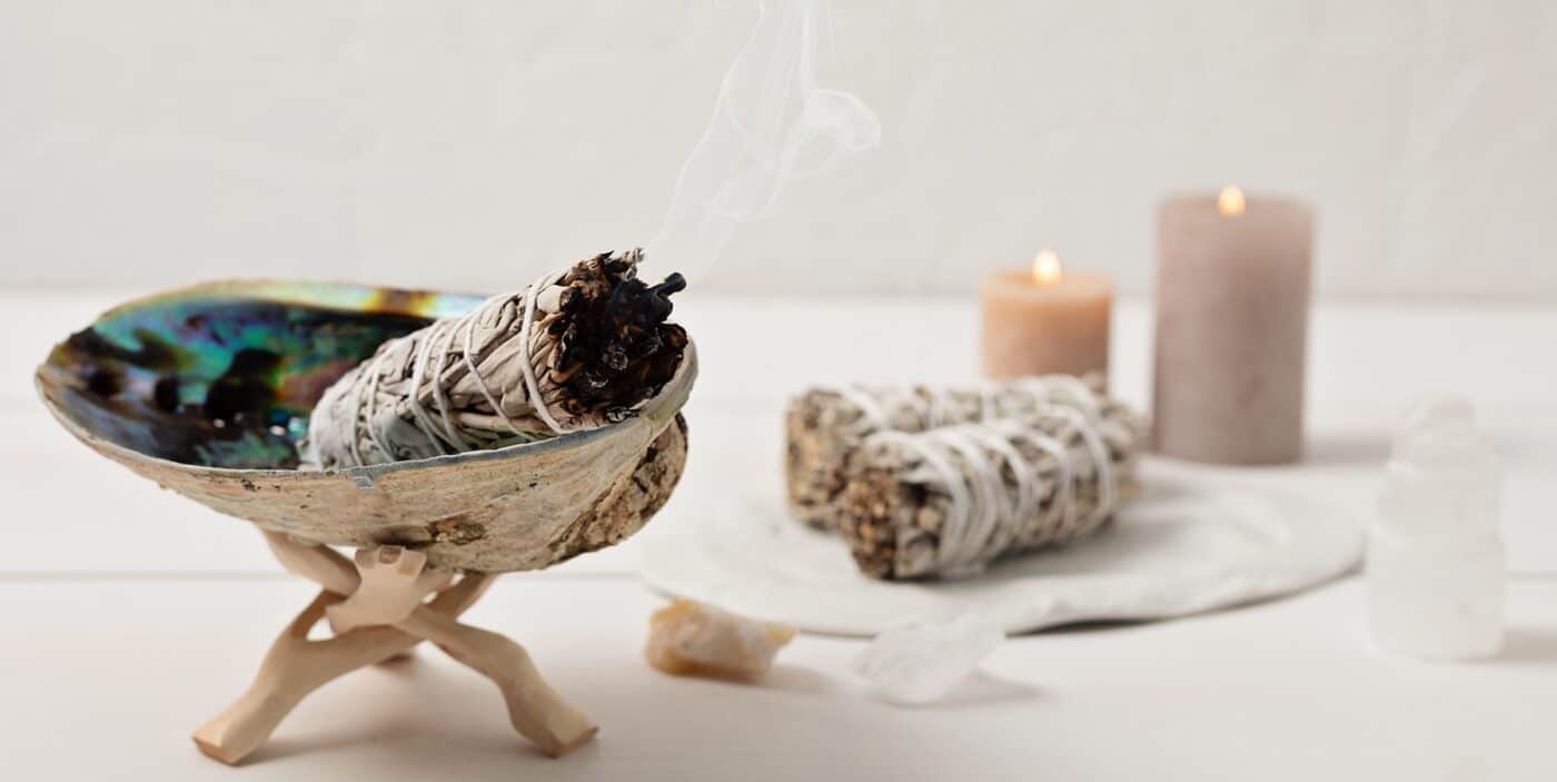 Practical Magic Blog: Informationen, Neuigkeiten, Angebote & Aktionen Smudges – aromatische Kräuterbündel für die Energie-Arbeit!