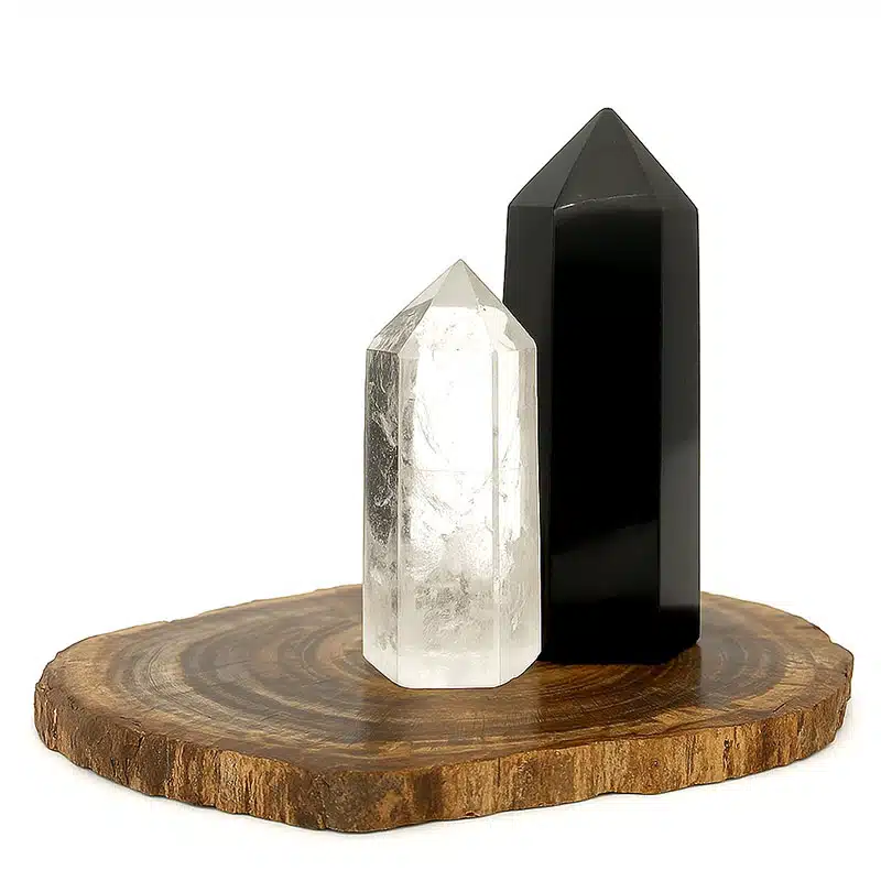 Spitzen auf versteinertem Holz