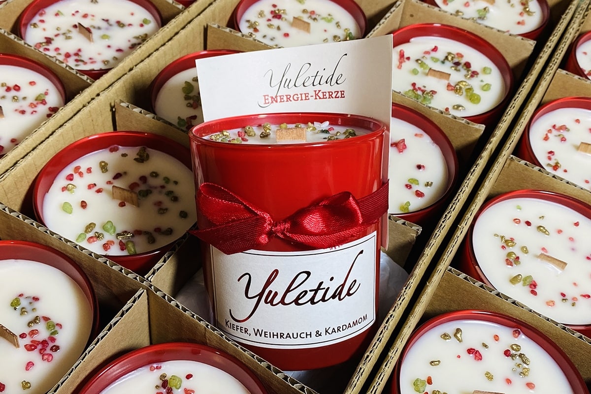 Practical Magic Blog: Informationen, Neuigkeiten, Angebote & Aktionen Für kurze Zeit im Regal: Energie-Kerze „Yuletide“ (limitiert)